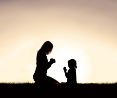 How do godly mothers pray?