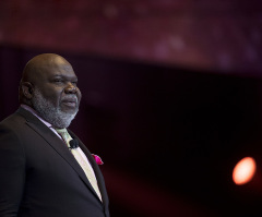 Former youth pastor claims TD Jakes tried to kiss him too
