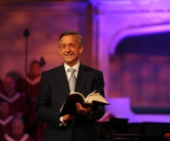 Robert Jeffress accepts NRB honor with call to faithfulness, warning: ‘None of us is immune’ to moral failure