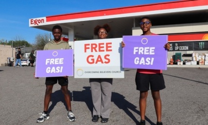 'Gas & Glory': Tennessee church gives hundreds of commuters free gas 