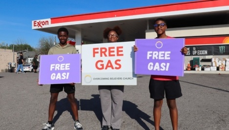 'Gas & Glory': Tennessee church gives hundreds of commuters free gas 