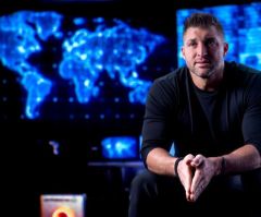 Tim Tebow warns online predators finding ‘evil’ ways to reach kids through smartphones