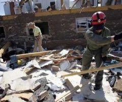 Franklin Graham Tours Tornado Devastated Alabama