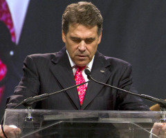 Perry Defends Unpopular Immigration Policy
