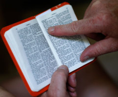 British Public to Present Handwritten Bible to Queen