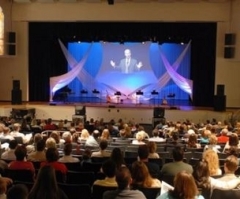 Churches That Embrace Technology Attract Younger Congregations, Study Finds