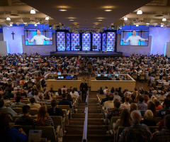 Saddleback Church Observes 'Compassion Weekend' in Fight Against HIV-AIDS