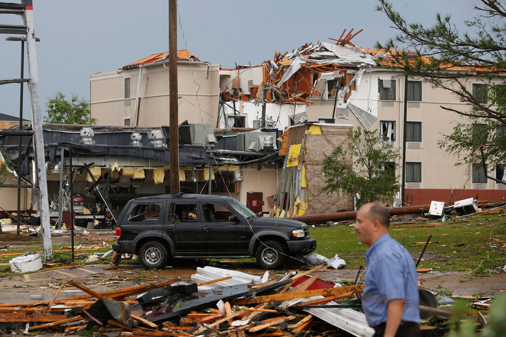 29 Dead as Tornadoes Ravage Southern States; 75 Million Americans Under(00)