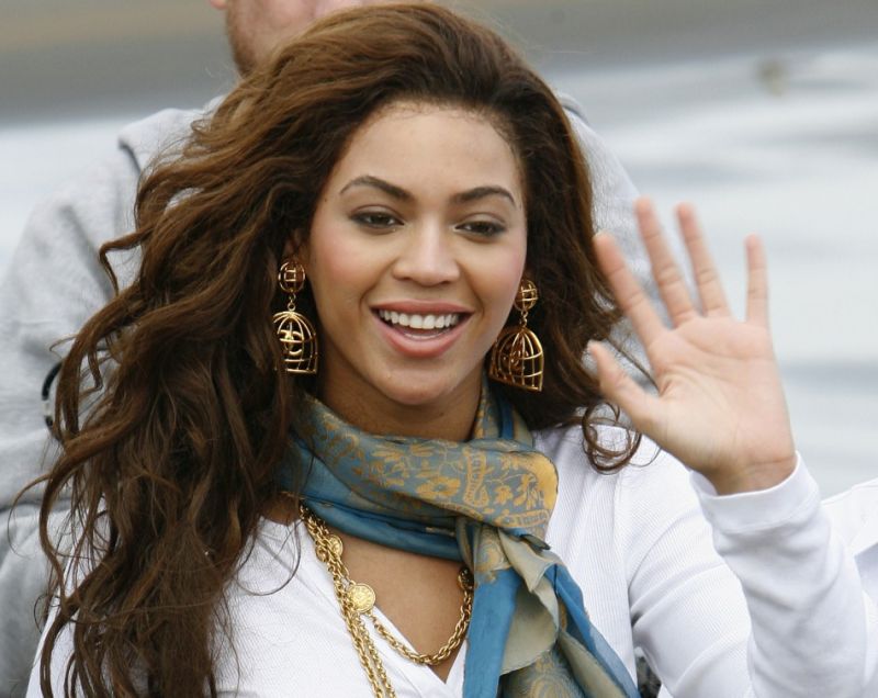 Beyoncé's Pastor Hosts Celebrity Thanksgiving Fundraiser 'Royal Feast ...