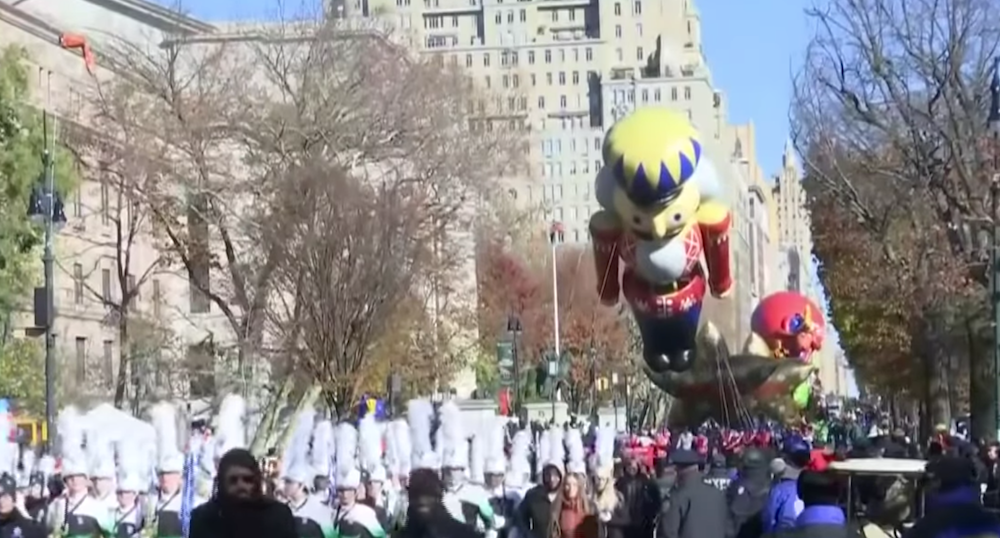 Macy’s Thanksgiving Day Parade broadcasts same-sex kiss on live TV | U.S.