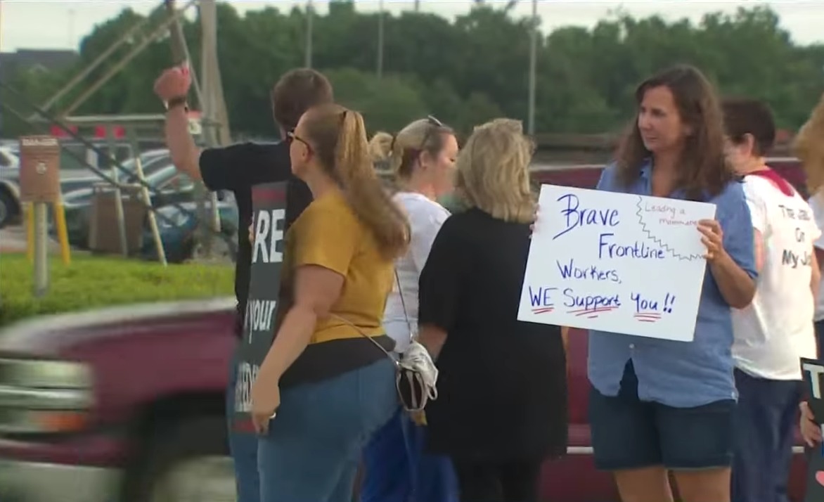 Nurses Protest Hospital After Over 150 Fired For Vaccine Refusal | U.S.