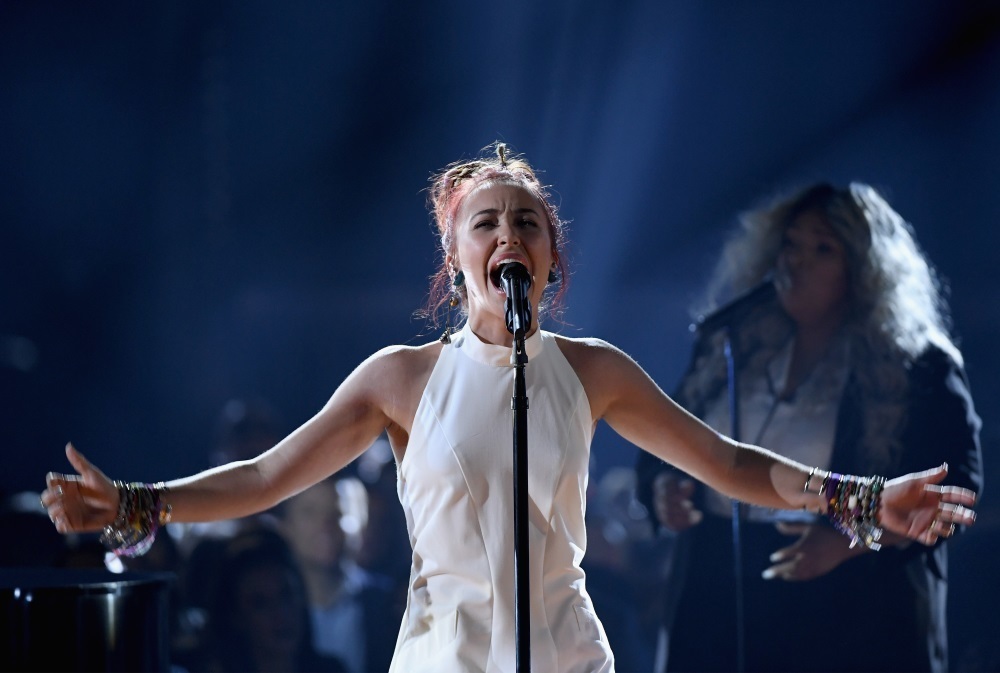 Lauren Daigle canceled concert to host prayer vigil in Nasvhille - Vimarsana News