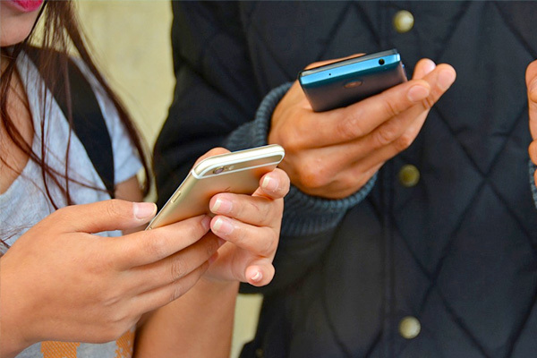 Chronic smart phone use linked to marital dissatisfaction: study - Vimarsana News