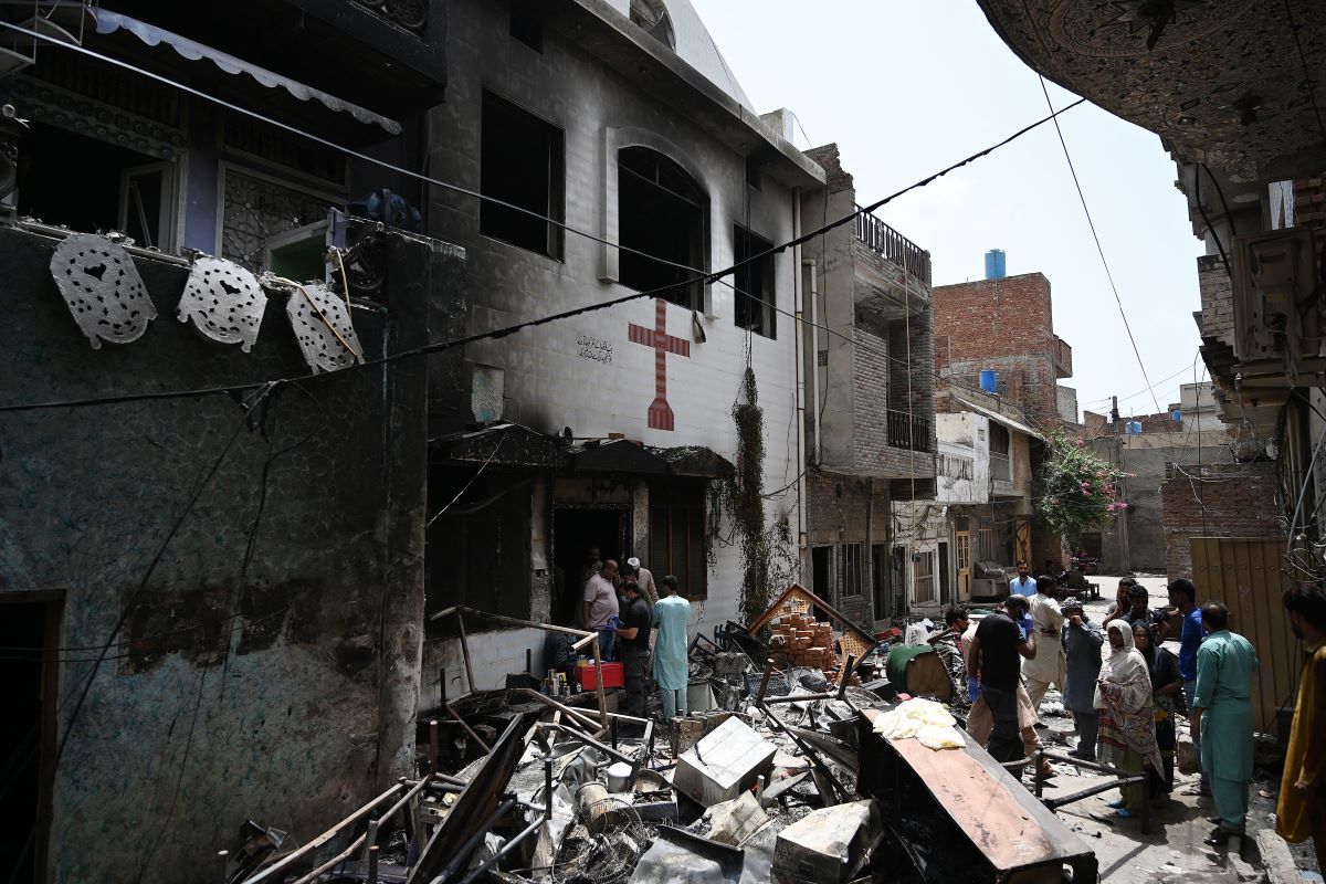 At least 8 churches set on fire by mob in Pakistan - Vimarsana News