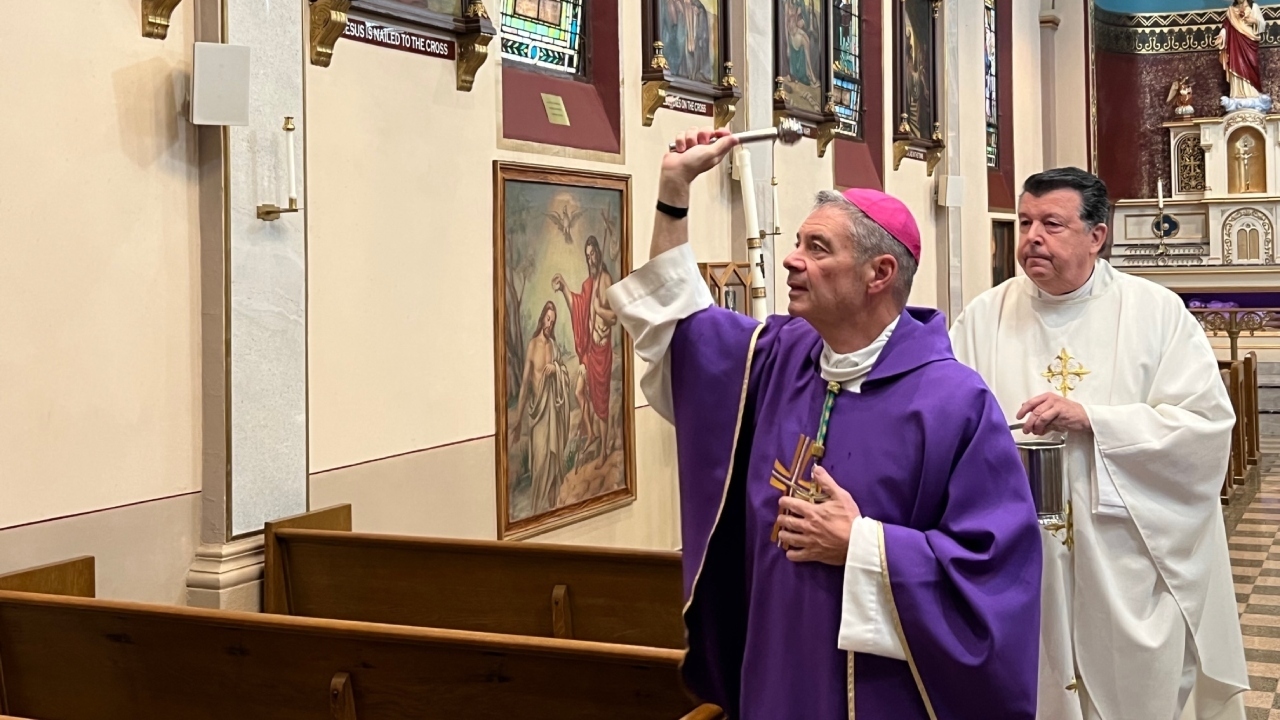 Vyskupas atlieka reparacijos mišias po Sabrina Carpenter vaizdo įrašo