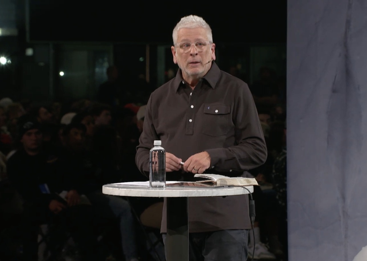 लूई गिग्लियो गॉस्पेल के साथ आधुनिक सांस्कृतिक संदेशों को चुनौती देती है