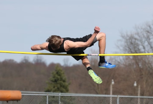 पुरुष एथलीट ने लड़कियों की ऊंची कूद राज्य चैंपियनशिप जीती