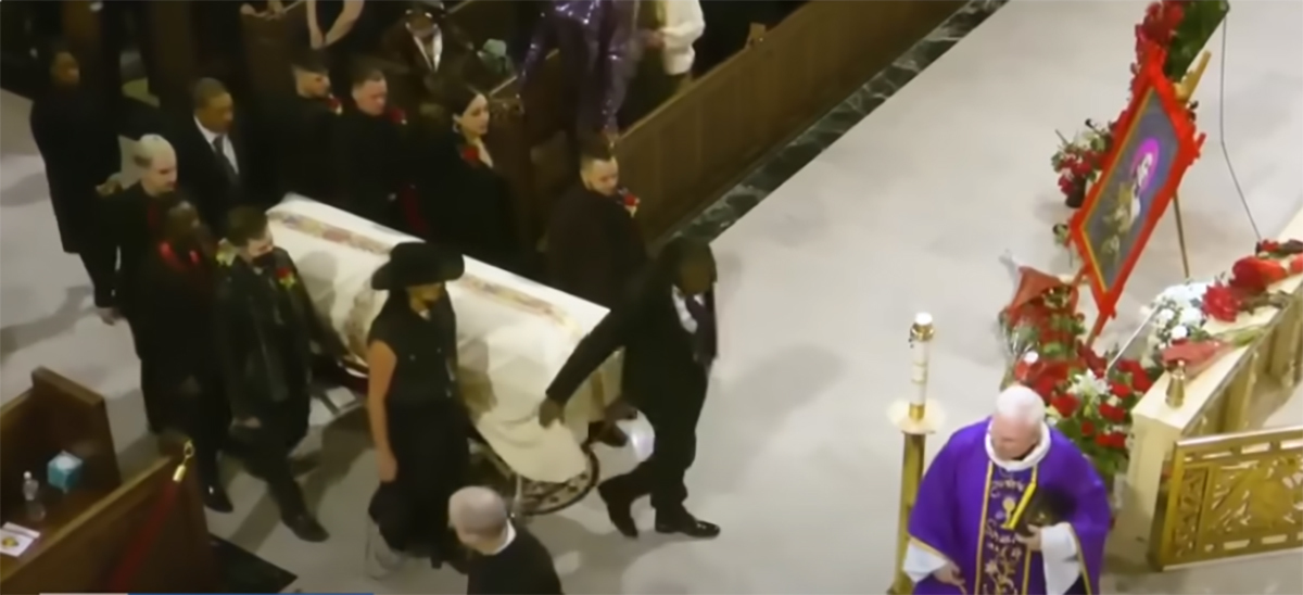 ट्रांस अंतिम संस्कार के बाद सेंट पैट्रिक ने बड़े पैमाने पर क्षतिपूर्ति का आयोजन किया