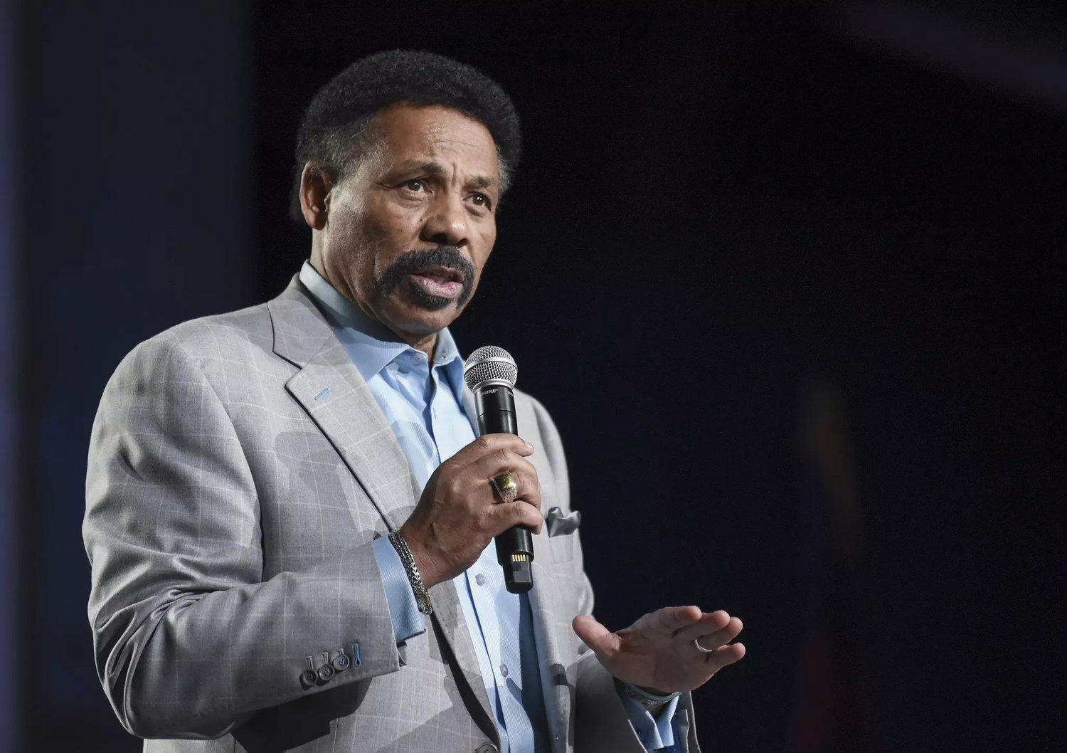 Pastor Tony Evans steps away from Oak Cliff Bible Fellowship