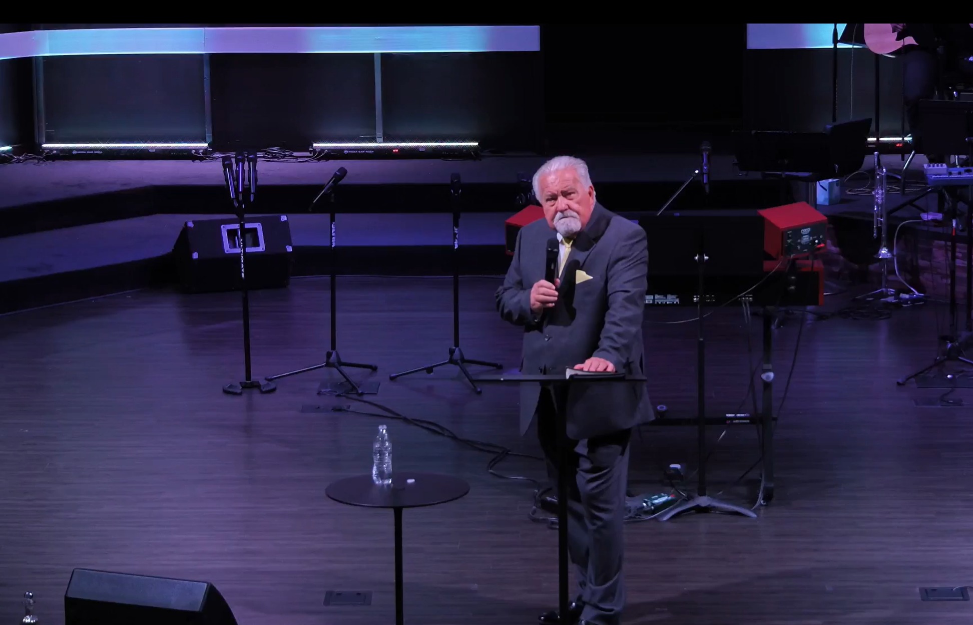 पादरी के पोते द्वारा पत्नी और बच्चों की हत्या के बाद चर्च ने प्रार्थना की