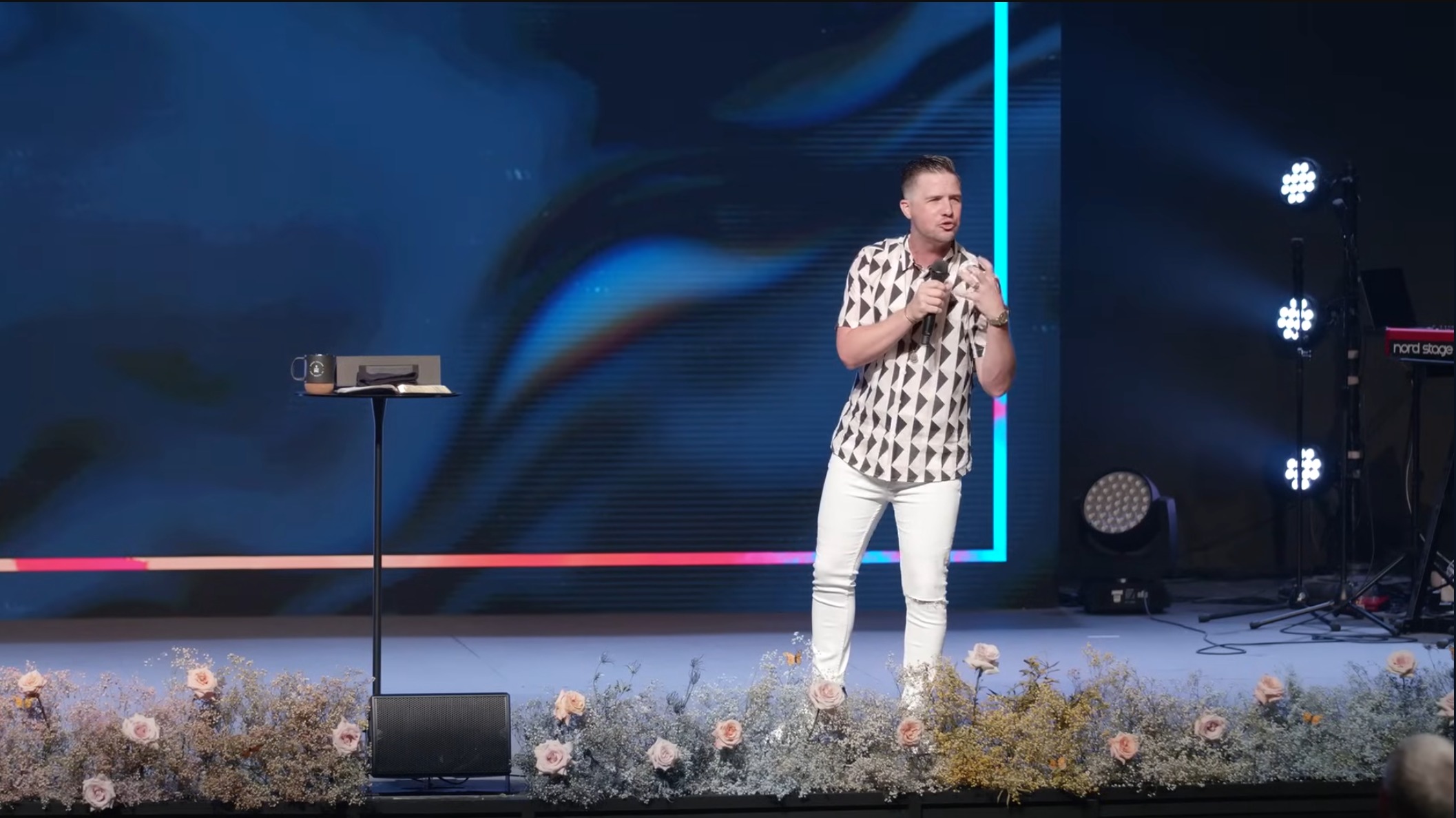 'మీరు డెమొక్రాట్‌కు ఓటు వేస్తే మీరు క్రిస్టియన్ కాదు' అని పాస్టర్ చెప్పారు.