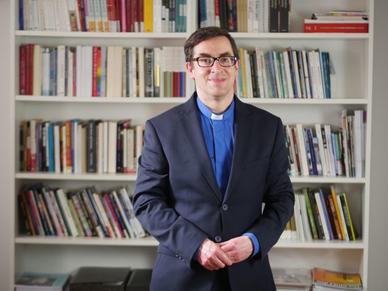 లింగ గుర్తింపు ఉపన్యాసం కోసం నిషేధించబడిన చాప్లిన్ వెల్బీని కోర్టుకు తీసుకువెళ్లారు