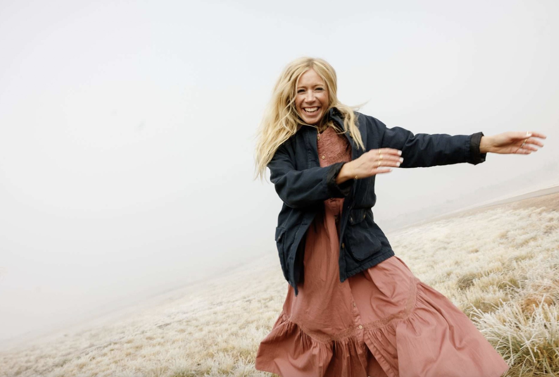 ఎల్లీ హోల్కాంబ్ ఎలా దుఃఖం, ఆశ కొత్త ఆల్బమ్ను తెలియజేసారు