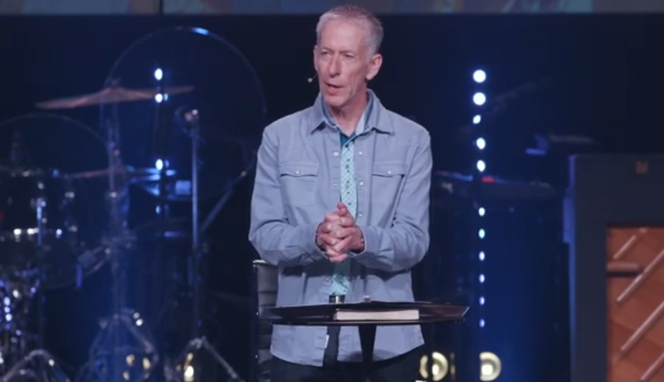 మాజీ యూత్ పాస్టర్ భార్య చేసిన లైంగిక వేధింపుల వాదనలను రాడ్ లాయ్ ఖండించారు