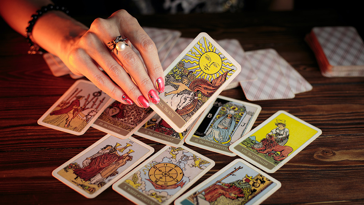 Tarot card reader deletes online content after finding Jesus: 'Christ saved my life'
