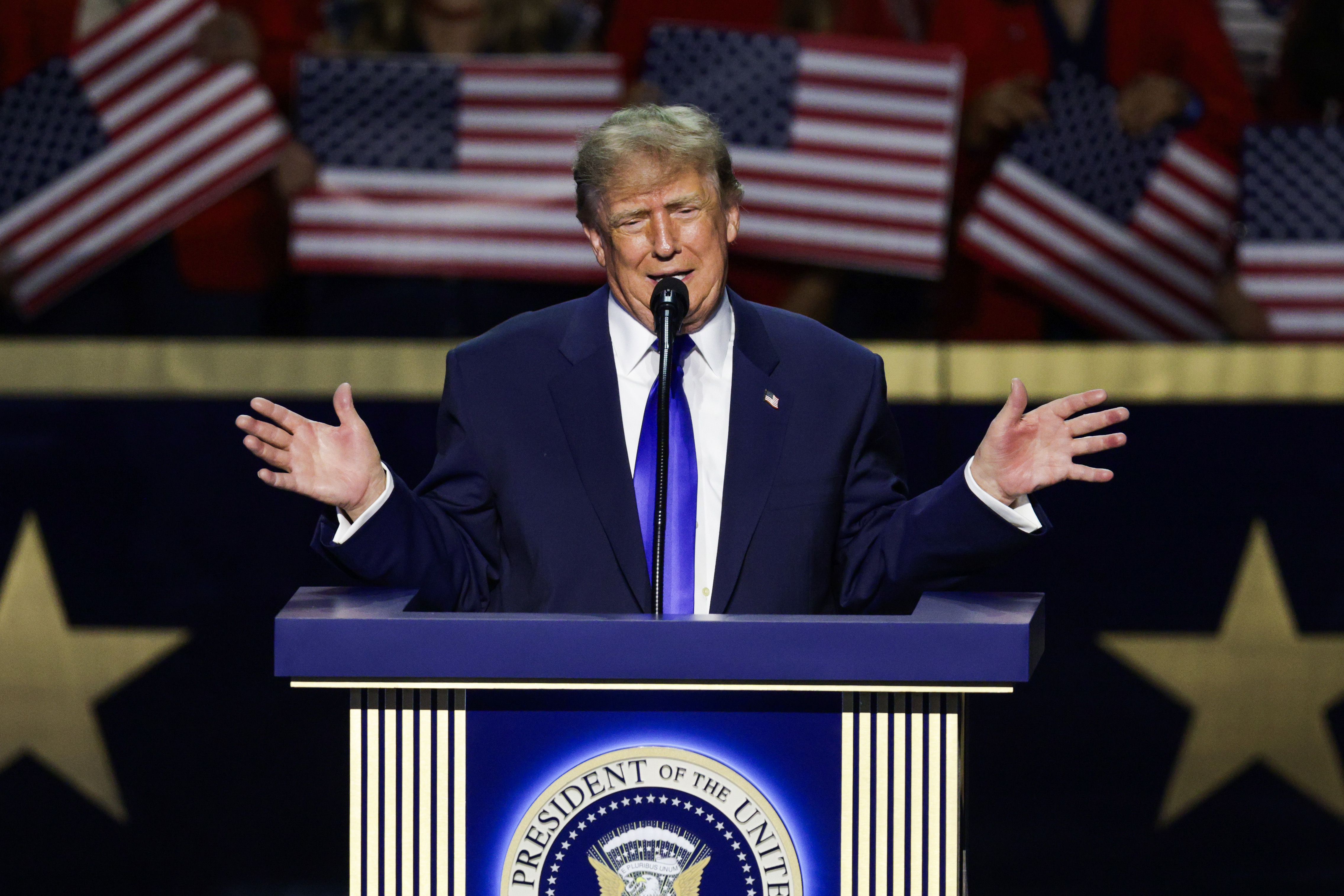 Trump promises $5K 'Trump Dividend' to every American if GOP keeps Congress