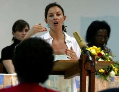U.S. Actress and Youth AIDS Global Ambassador Ashley Judd speaks during a workshop with members of the All Africa Conference of Churches, in Nairobi, late January 19, 2005. Judd is in the country to visit programs run by Youth AIDS on HIV /AIDS. (Photo: R