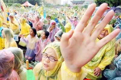 Thousands of Christians gather on Ketagelan Boulevard in front of the President