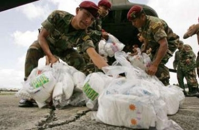Guatemalan army soldiers fill a U.S. Army Chinook helicopter with relief supplies bound for flood victims,in Guatemala City October 12, 2005. (Photo: REUTERS / Daniel Aguilar)