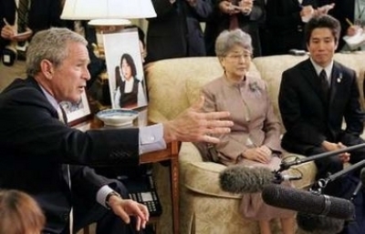 U.S. President George W. Bush (L) meets family members of Japanese abducted by North Korea and North Korean Defectors in the Oval Office of the White House in Washington, April 28, 2006. Included in the meeting are Sakie Yokota (C), mother of Japanese kid