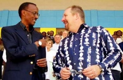 Rwanda's President Paul Kagame (L) talks with U.S. evangelist Rick Warren at a prayer rally at the Amohoro stadium in the Rwandan capital Kigali, July 16, 2005. REUTERS/Arthur Asiimwe