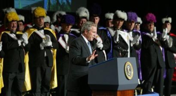 President Bush recieves a standing ovation as he speaks at the 122nd Annual Knights of Columbus Convention Tuesday, Aug, 3, 2004 in Dallas. (AP Photo/Pablo Martinez Monsivais) 