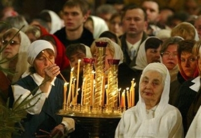 Russian Orthodox Christians attend a Christmas Liturgy in the giant Christ the Saviour cathedral in Moscow, early Saturday, Jan. 7, 2006. Christmas falls on Jan. 7 for Orthodox Christians in the Holy Land, Russia and other Eastern Orthodox churches that use the old Julian calendar instead of the 16th-century Gregorian calendar adopted by Catholics and Protestants and commonly used in secular life around the world. (Photo: AP / Mikhail Metzel)