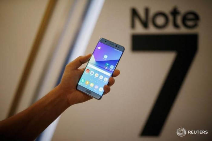 A model poses for photographs with a Galaxy Note 7 new smartphone during its launching ceremony in Seoul, South Korea, August 11, 2016.