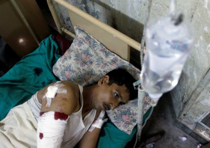A man, who is wounded after twin bomb attack at a court, receives first aid in district headquarters hospital in Mardan, Pakistan, September 2, 2016.
