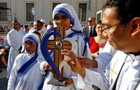 A nun, belonging to the global Missionaries of Charity, carries a relic of Mother Teresa of Calcutta before a mass celebrated by Pope Francis for her canonisation in Saint Peter’s Square at the Vatican.