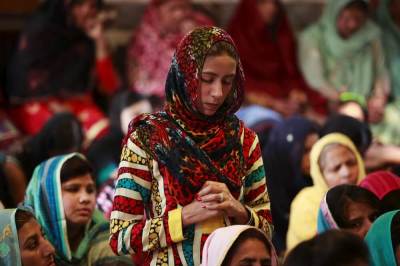 Christians attend a Good Friday prayer at the Saint Anthony Church in Lahore, Pakistan, April 3, 2015.