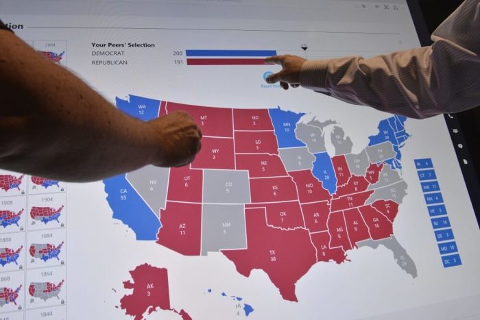 Delegates point to an electoral map at the Democratic National Convention in Philadelphia, Pennsylvania, July 27, 2016.