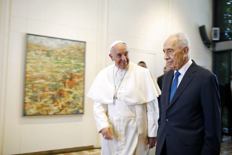 Pope Francis (L) walks with Israel's President Shimon Peres at the president's residence in Jerusalem May 26, 2014. Pope Francis navigated the minefield of the Israeli-Palestinian conflict and humbly bowed to kiss the hands of Holocaust survivors on Monday, the last day of a Mideast trip laden with bold personal gestures.