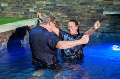 Pastor Rick Warren personally baptized about 600 people last Sunday.