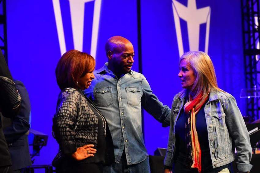 Bishop Eddie Long (C) of New Birth Missionary Baptist Church in Lithonia, Georgia, greets Hannah Tamaki (R), wife of his is spiritual son Pastor Brian Tamaki of New Zealand's Destiny Church as his wife Vanessa (L) looks on.