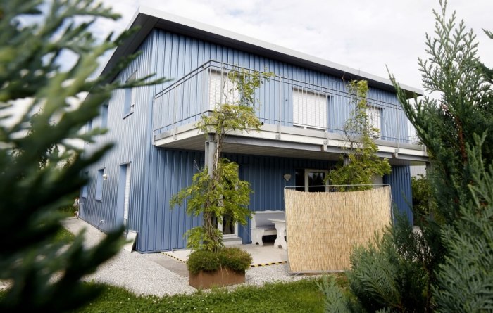 A general view shows the building currently used by the Swiss organisation Dignitas in the industry area of Pfaeffikon near Zurich July 15, 2009. Renowned British conductor Edward Downes and his wife, Joan, ended their lives at the Dignitas assisted suicide clinic in Switzerland.