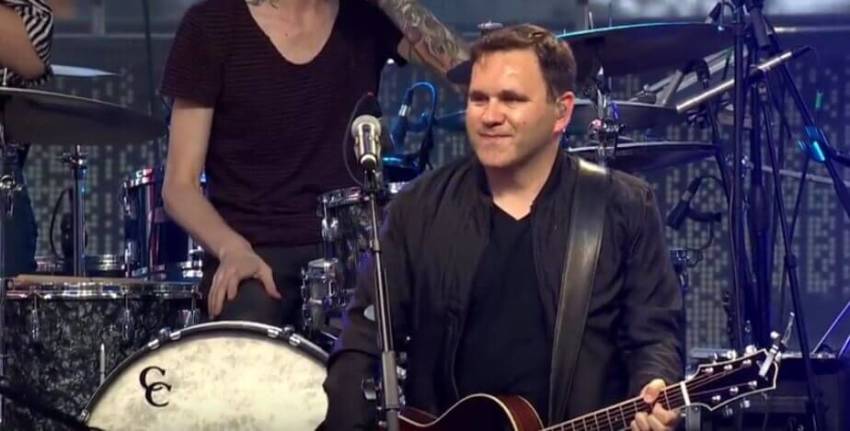 Matt Redman leads huge crowd in worship as he sings