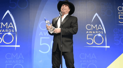 Country singer Garth Brooks wins the entertainer of the year award at the 50th annual Country Music Awards in Nashville, Tennessee, November 2, 2016.