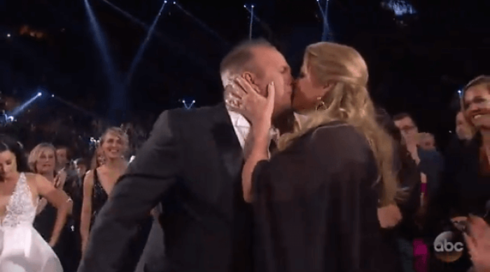 Country singer Garth Brooks kisses his wife, Trisha Yearwood, after receiving the entertainer of the year award at the 50th annual Country Music Awards in Nashville, Tennessee, November 2, 2016.