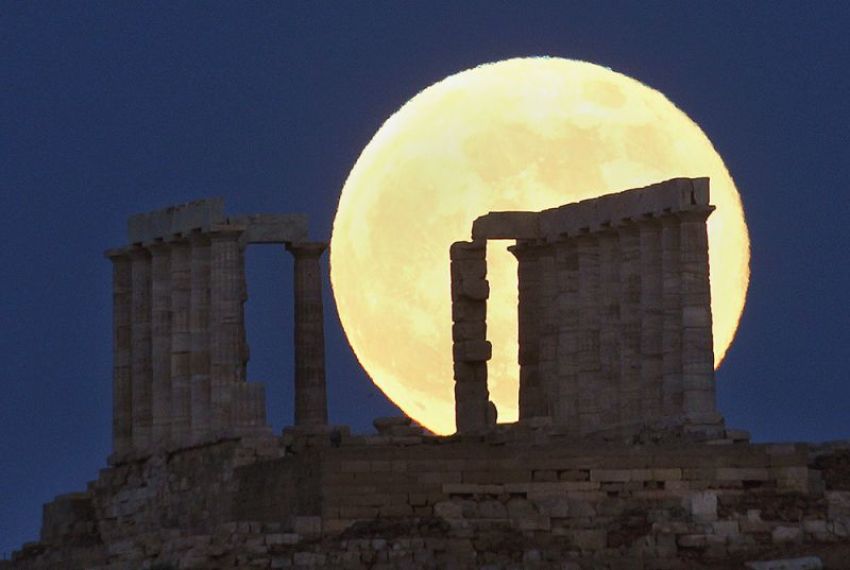 A supermoon rises over the temple of Poseidon, the ancient Greek god of the seas, in Cape Sounion some 60 km (37 miles) east of Athens June 23, 2013. On Sunday a perigee moon coincides with a full moon creating a "super moon" when it will pass by the earth at its closest point in 2013.
